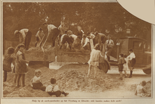 872615 Afbeelding van een groep kinderen die assisteert bij het lossen van zand vanaf een vrachtwagen op het Vredenburg ...